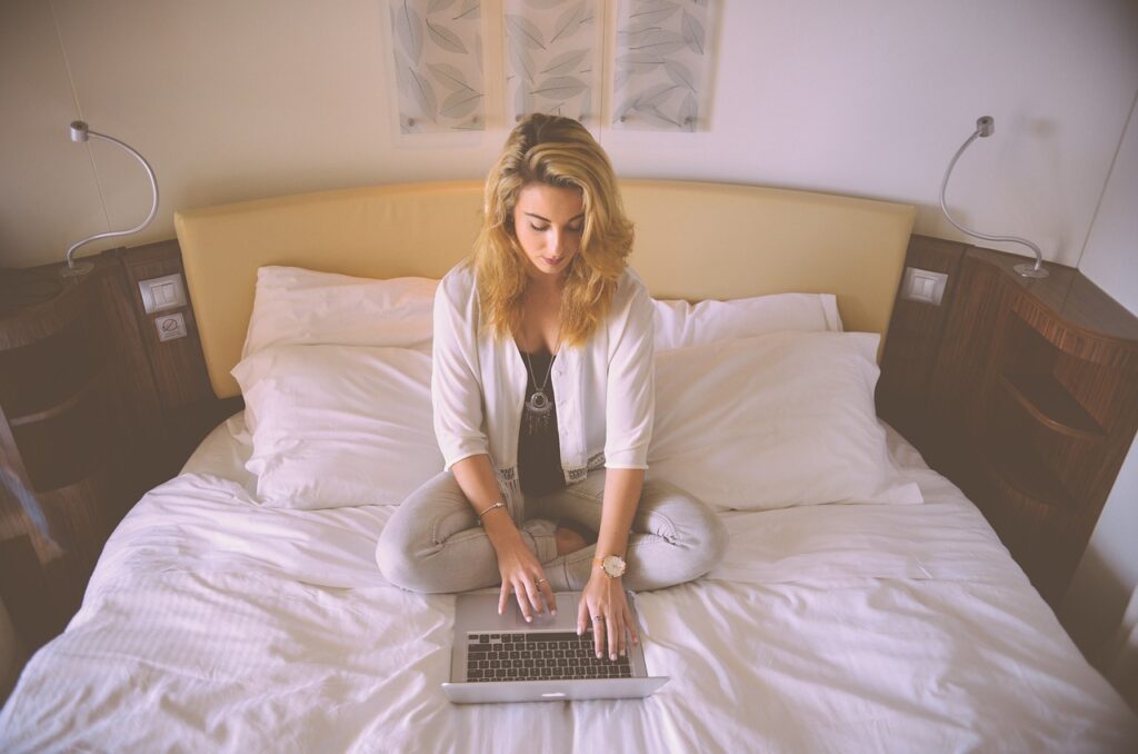 woman, working, bed-731894.jpg